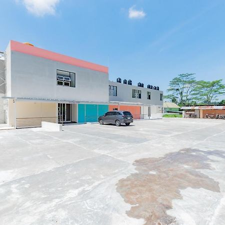 Sans Hotel Berau Square Tanjung Redep Exterior photo